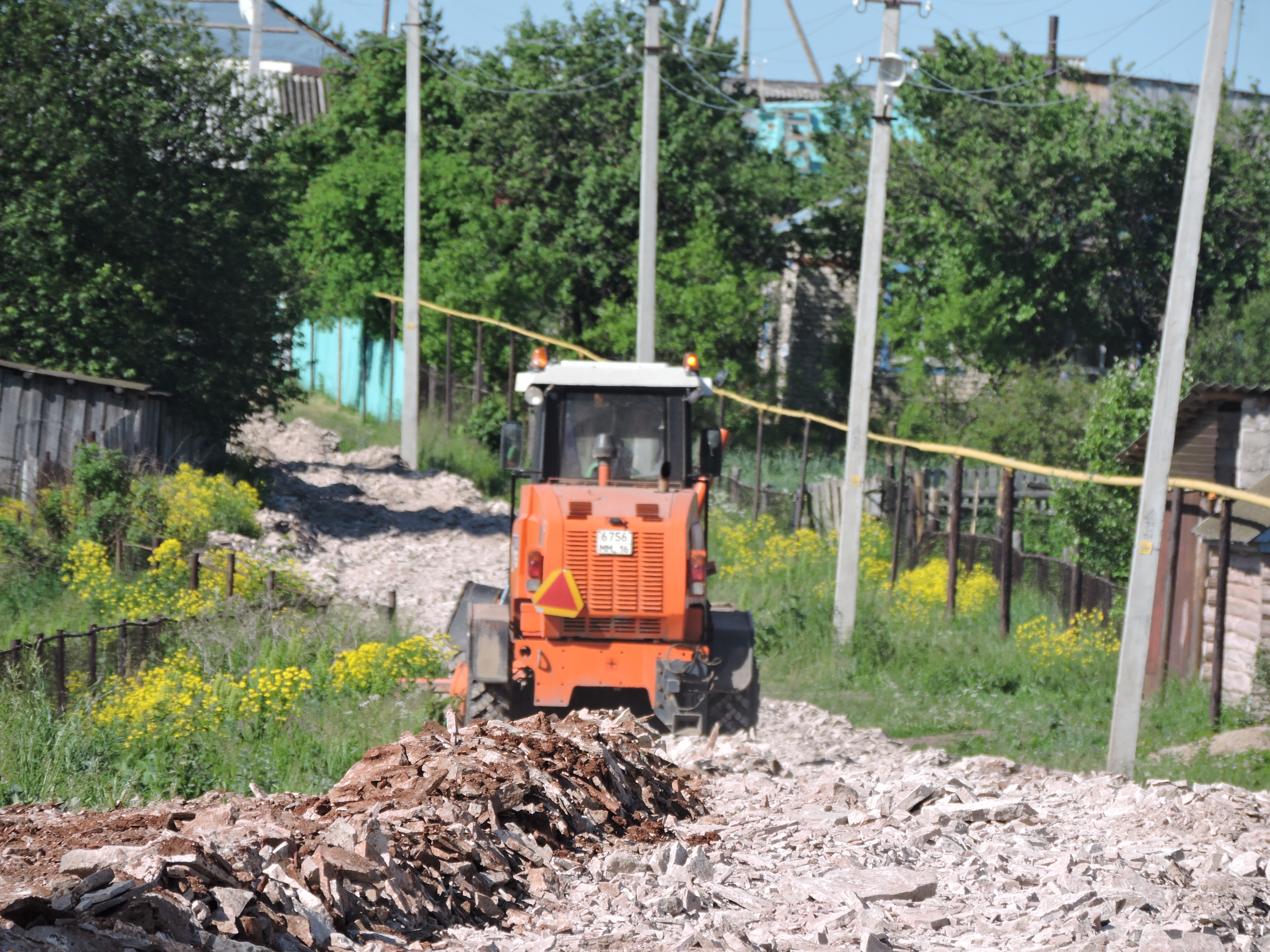 Устройство щебёночного покрытия внутрипоселенческих дорог.